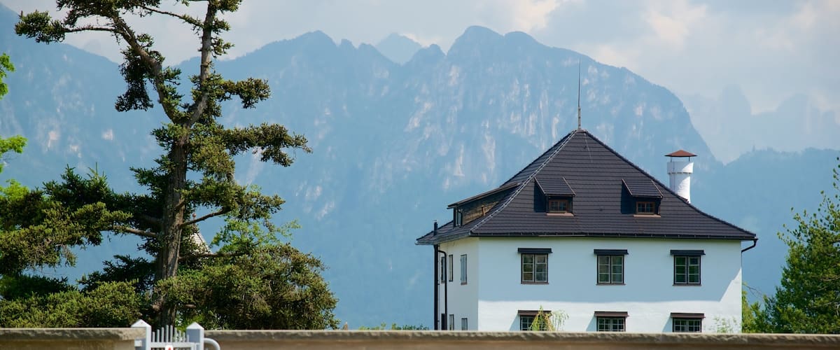 Ritten mit einem Berge, Kleinstadt oder Dorf und Haus
