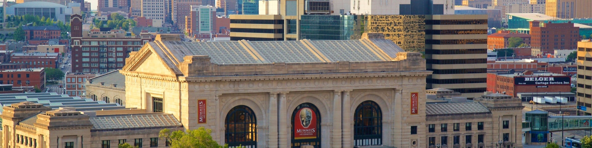 聯合車站 其中包括 高樓大廈, 山水美景 和 夕陽