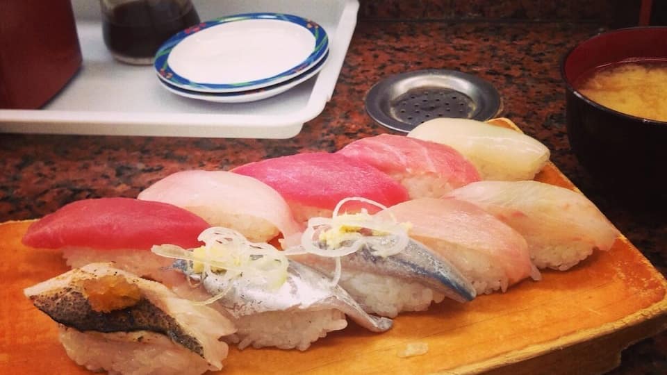 Nice day trip from #Tokyo. 3,000JPY($28) include this set of #Sushi, round trip train fee, and #Onsen by using Keikyu Line. Misaki is famous fisher port for #Tuna and just 1 hour distance from Shinagawa Station.