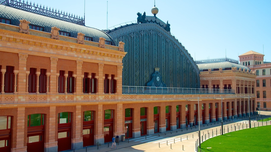 Madrid showing railway items and heritage architecture
