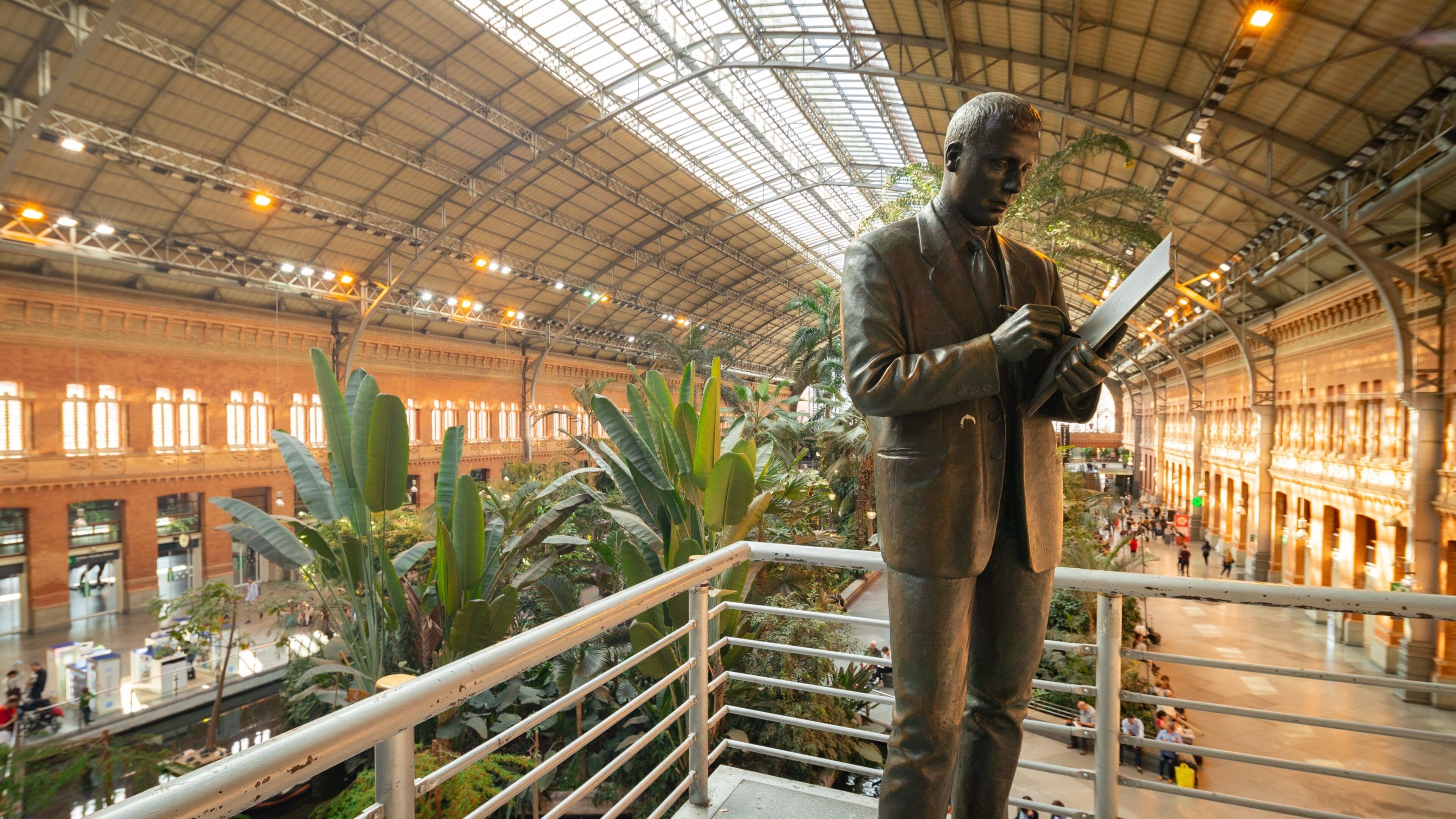 St Maarten and St Martin showing a statue or sculpture and interior views