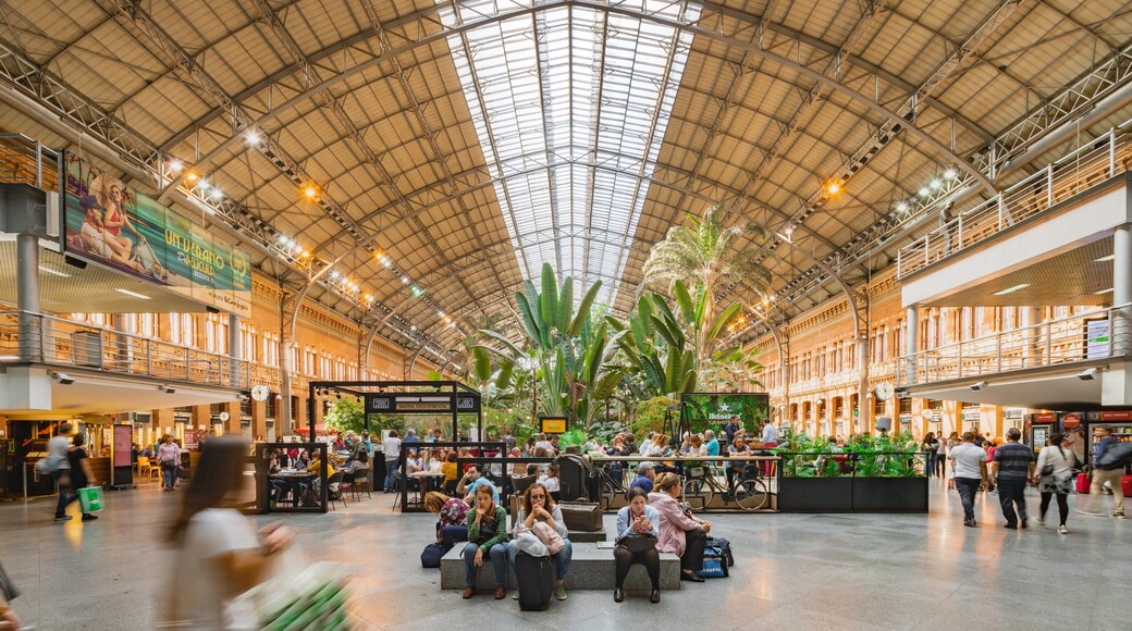 St Maarten and St Martin featuring shopping and interior views as well as a small group of people