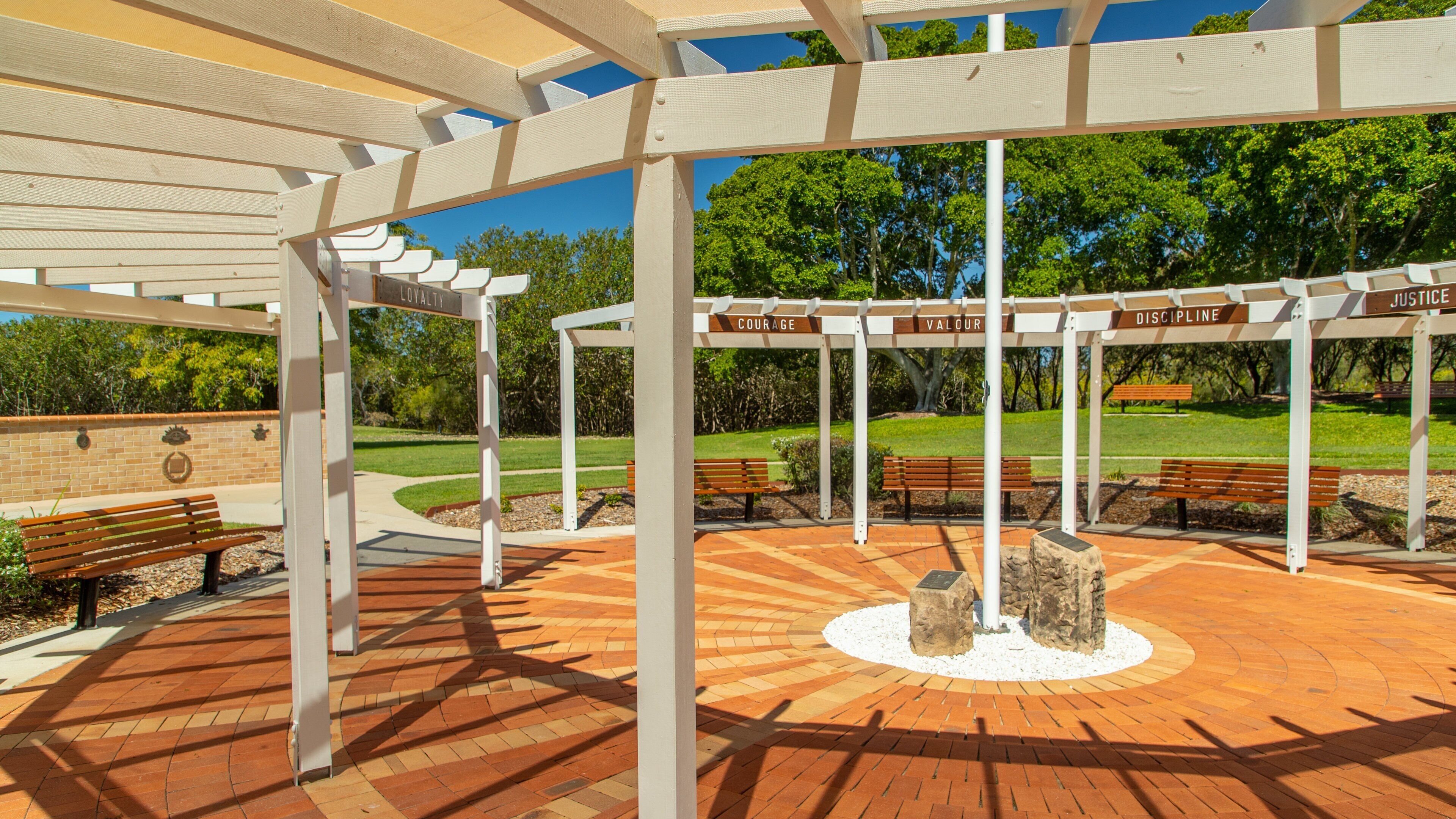 Boyne Island showing a garden