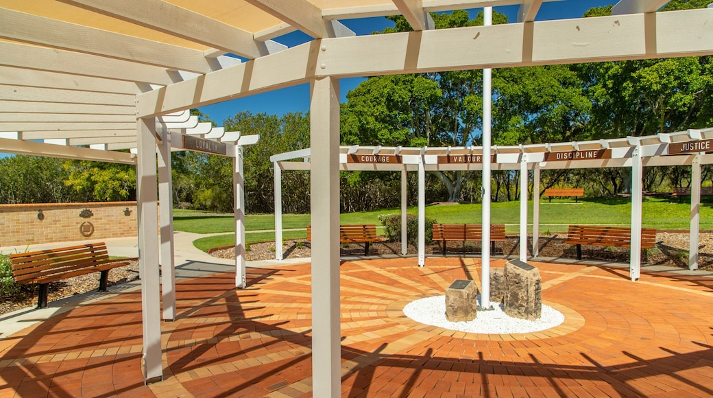 Boyne Island showing a garden