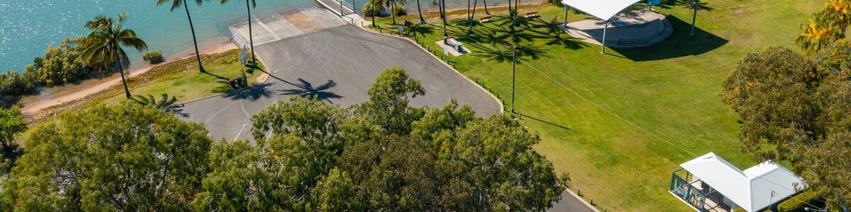 Boyne Island showing a river or creek
