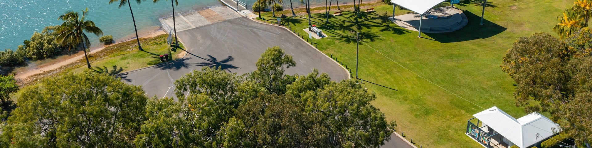 Boyne Island showing a river or creek