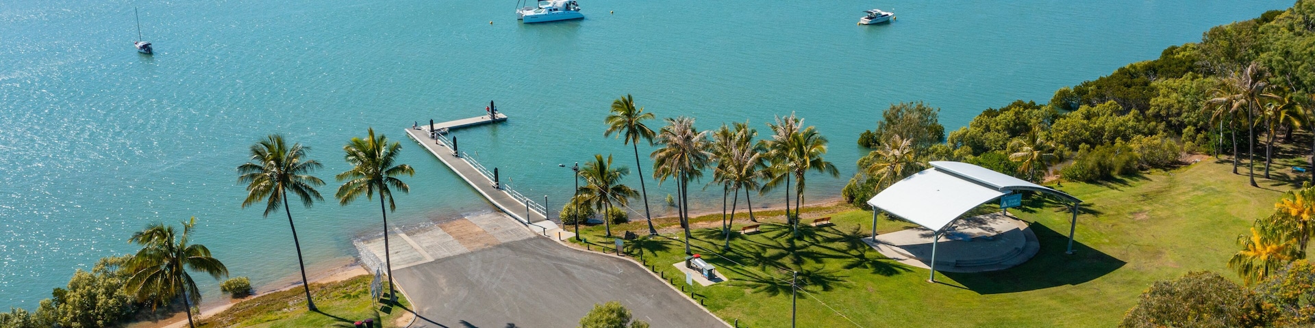 Boyne Island showing a river or creek