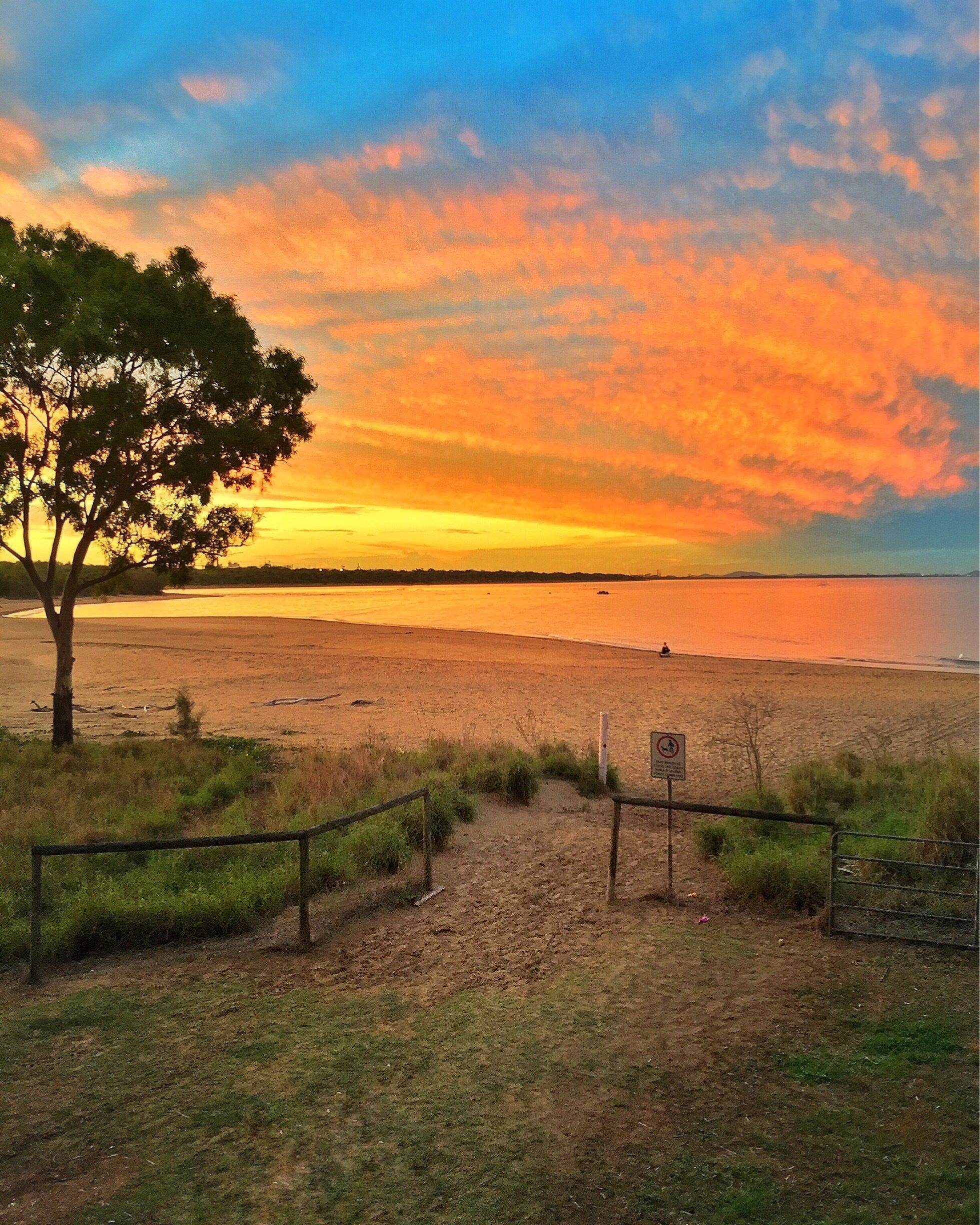 Sunset over Canoe Point Beach! 🌅🌴🐠🐟😀
#visitgladstone #southerngreatbarrierreef #thisisqueensland #seeaustralia