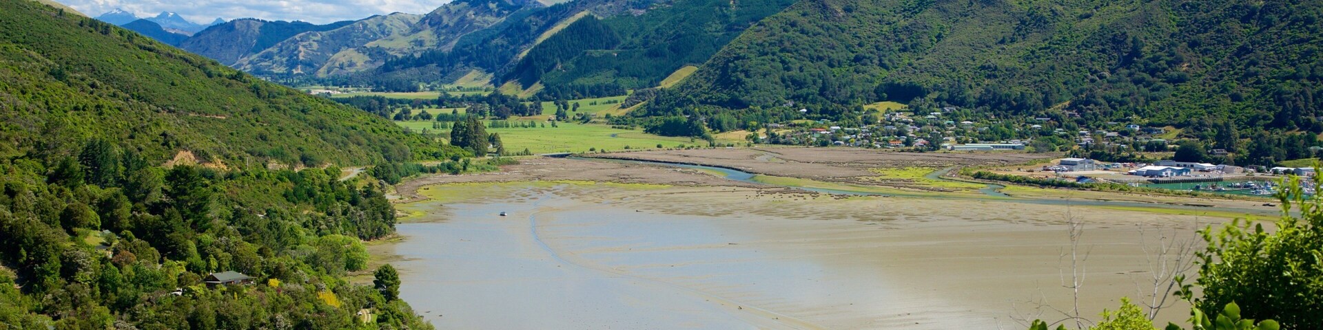 Um rio serpenteando por um vale rodeado por montanhas.