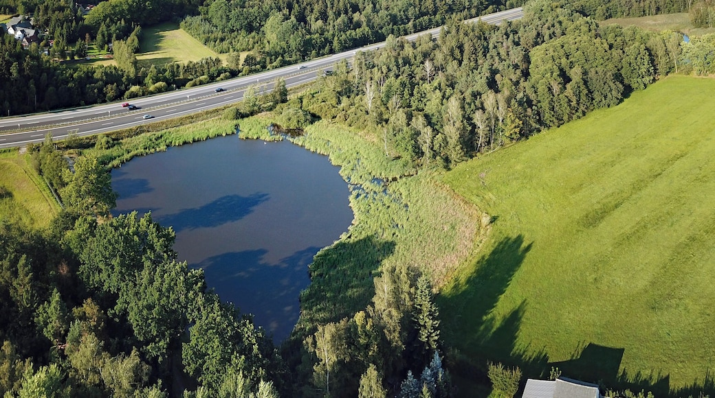 Quellgebiet der Großen Röder im Rammenauer Ortsteil Röderbrunn (Quelle im Wald am rechten oberen Bildrand; danach fließt die Röder durch zwei kleine Seen nahe der Autobahn A 4: rechts oben Karschteich und links Rohrteich). Links oben hinter der A 4 befindet sich das Forsthaus Luchsenburg.