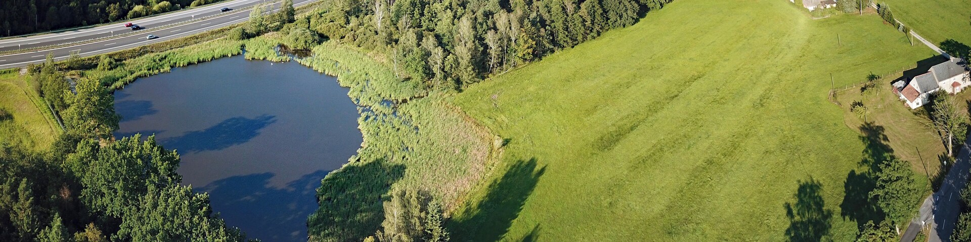 Quellgebiet der Großen Röder im Rammenauer Ortsteil Röderbrunn (Quelle im Wald am rechten oberen Bildrand; danach fließt die Röder durch zwei kleine Seen nahe der Autobahn A 4: rechts oben Karschteich und links Rohrteich). Links oben hinter der A 4 befindet sich das Forsthaus Luchsenburg.