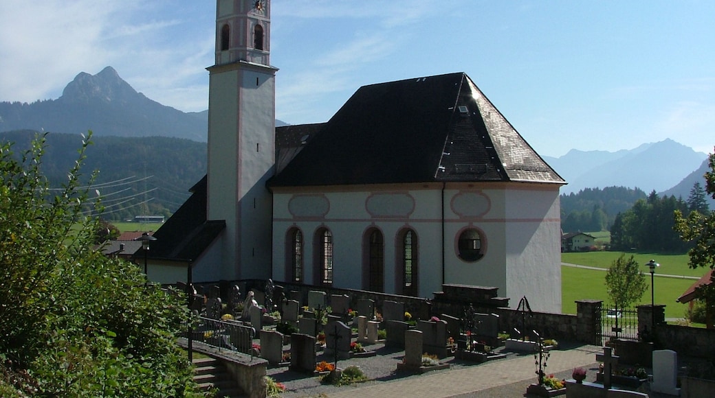 Kirche mit hohem Walmdach