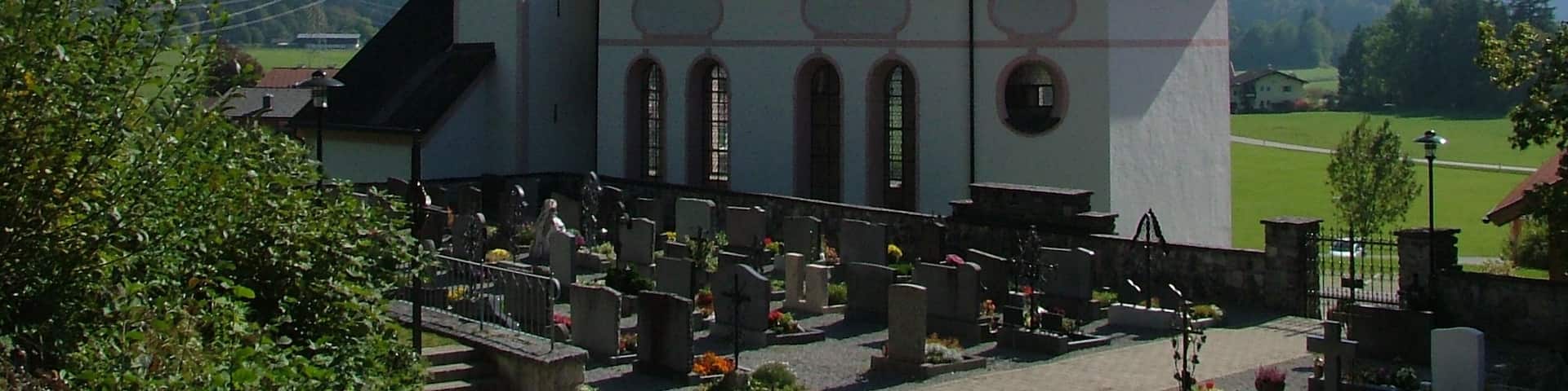 Kirche mit hohem Walmdach