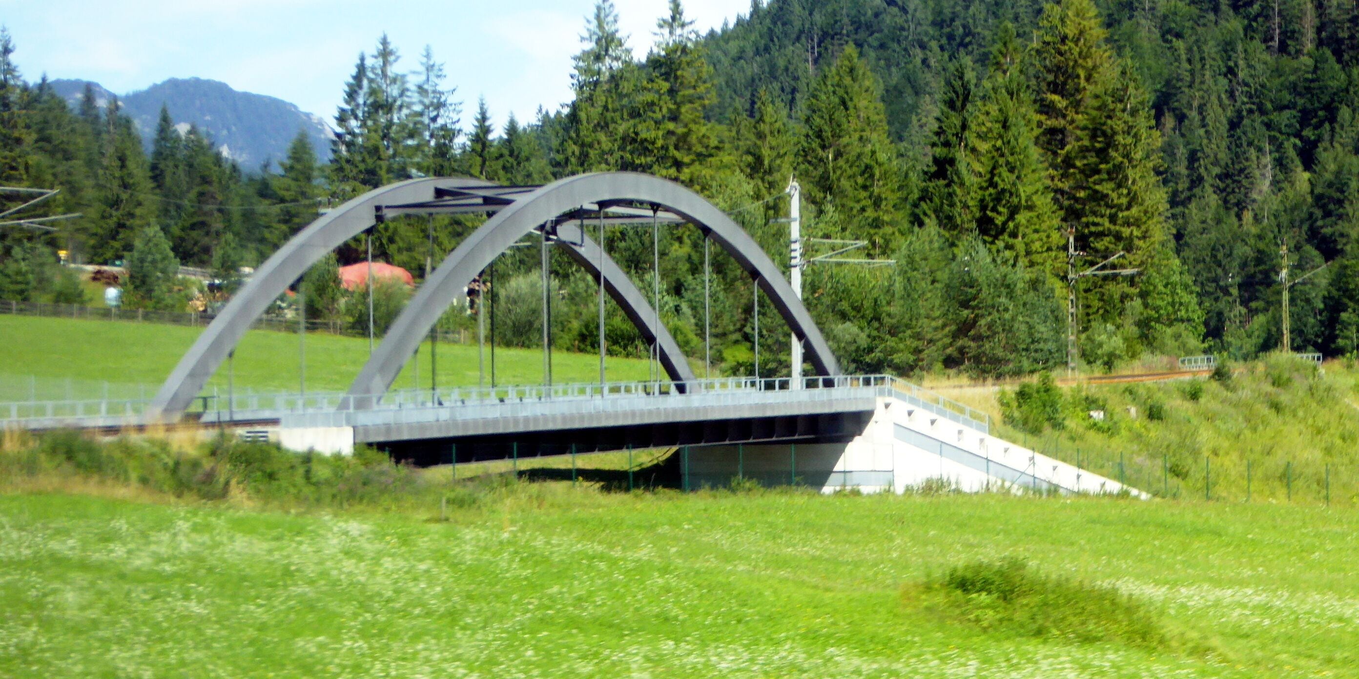 Nordwestlich von Heiterwang überquert die Außerfernbahn die Fernpassbundesstraße.