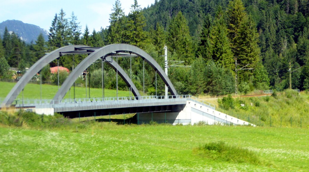 Nordwestlich von Heiterwang ĂŒberquert die AuĂerfernbahn die FernpassbundesstraĂe.
