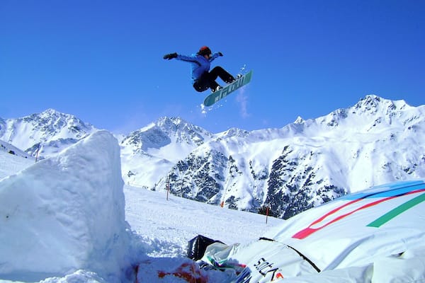 The ski area Serfaus - Fiss - Ladies is a great place for skiing. The area is pretty large, with plenty of possibilities for as well beginners as advanced skiers or snowboarders. In the Fiss area there is a funpark with a jump / kicker which is a lot of fun #snow