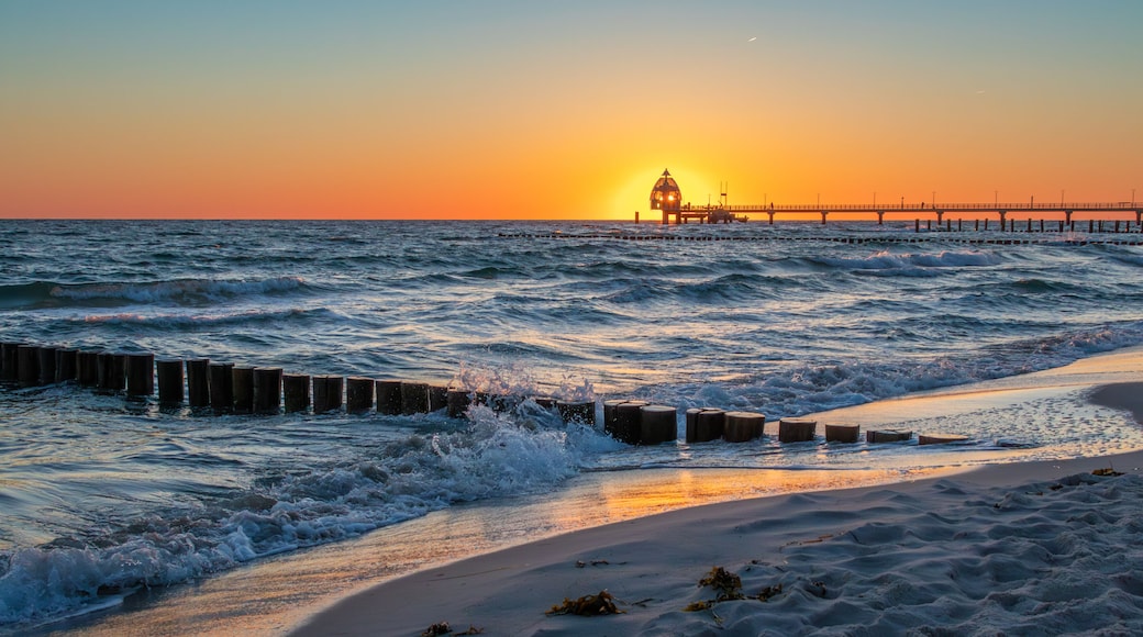 Sonnenaufgang an der Seebrücke in Zingst an der Ostsee.
