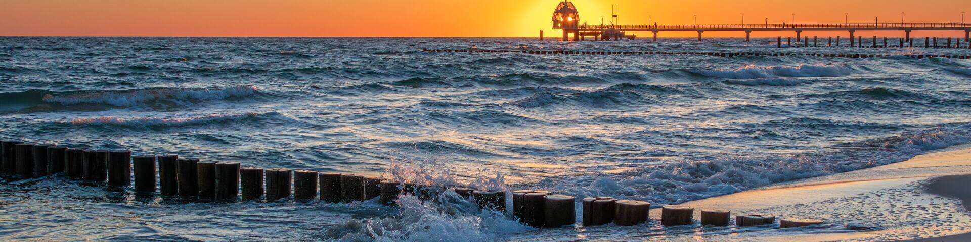 Sonnenaufgang an der Seebrücke in Zingst an der Ostsee.