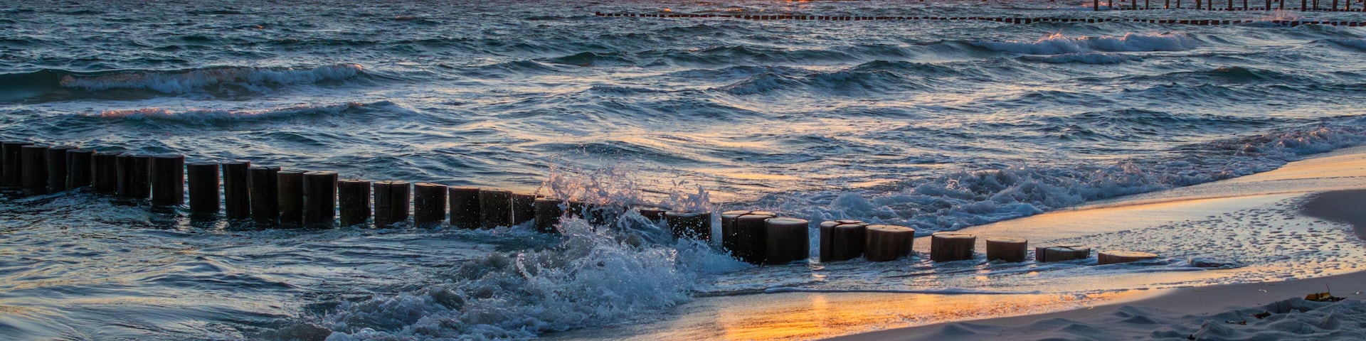 Sonnenaufgang an der Seebrücke in Zingst an der Ostsee.