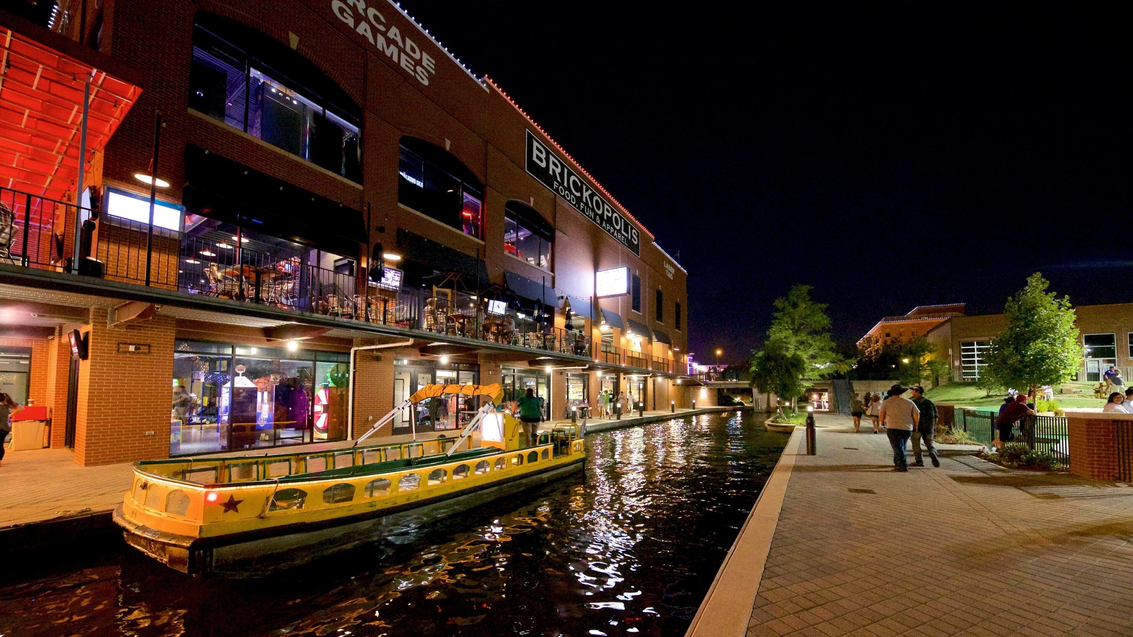 Bricktown mostrando un río o arroyo y escenas nocturnas