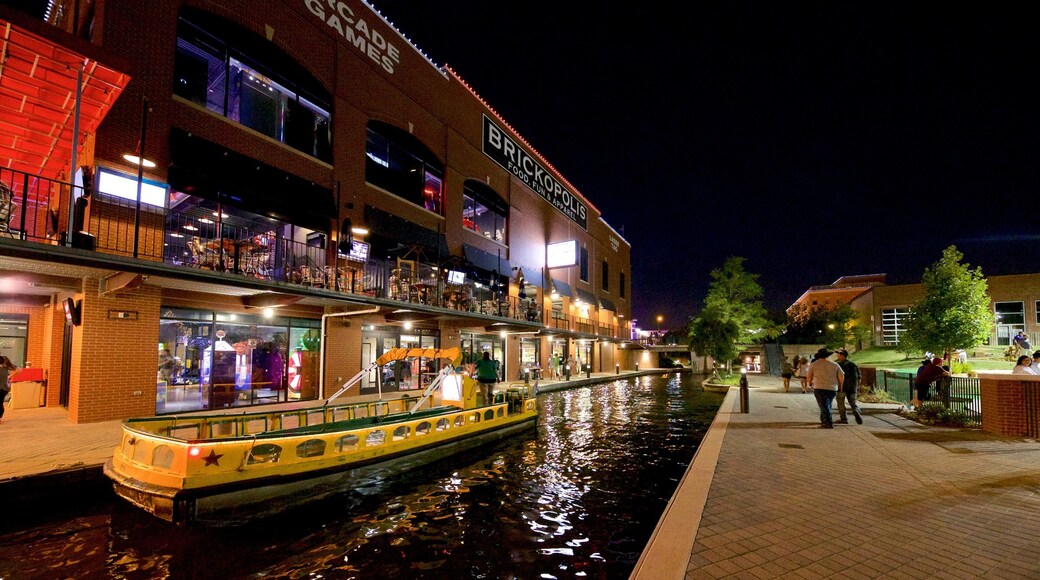 Bricktown mostrando un río o arroyo y escenas nocturnas