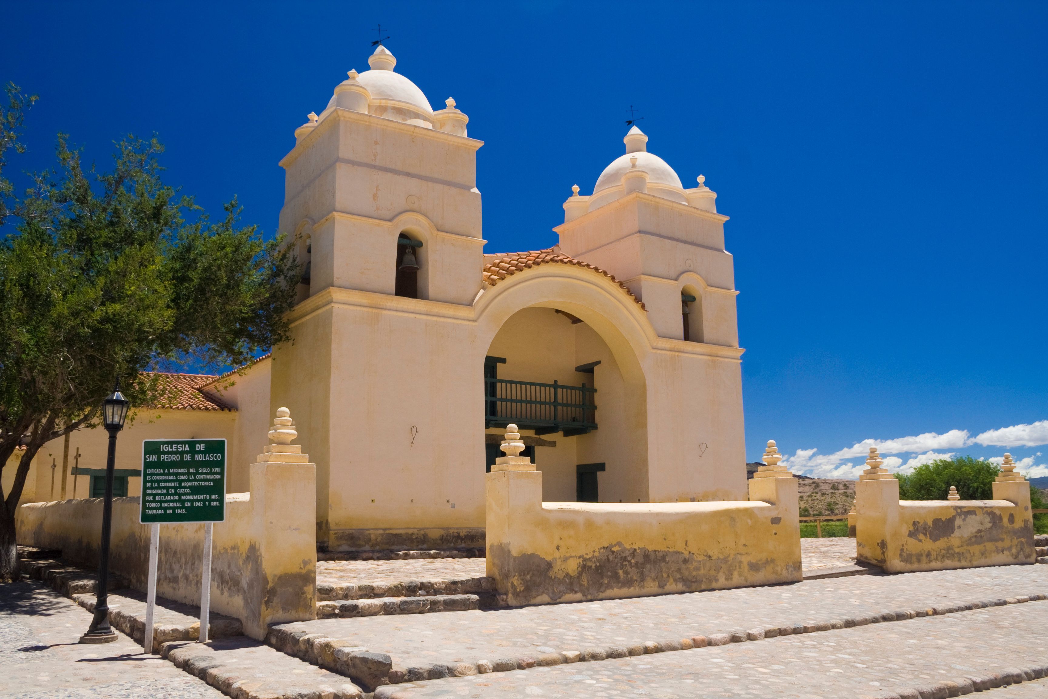 Església històrica amb dues torres de campanars i una entrada gran d'arc.