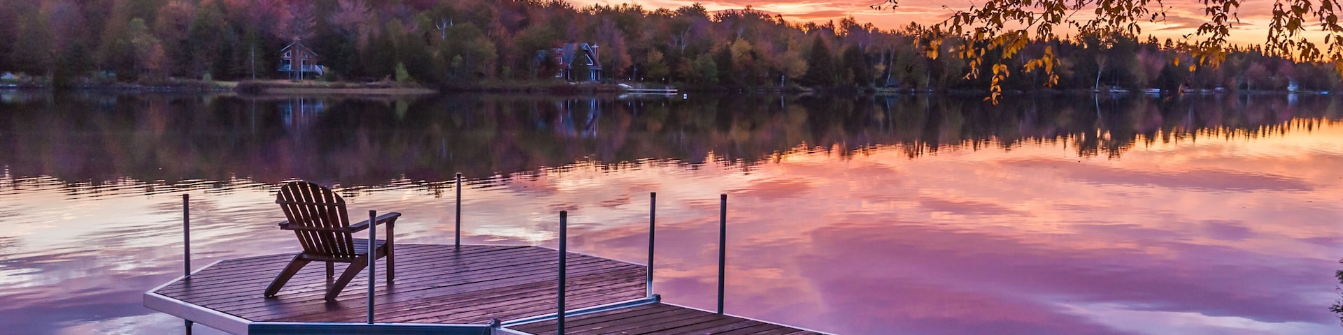 Chaise sur le quai pour le levée du soleil