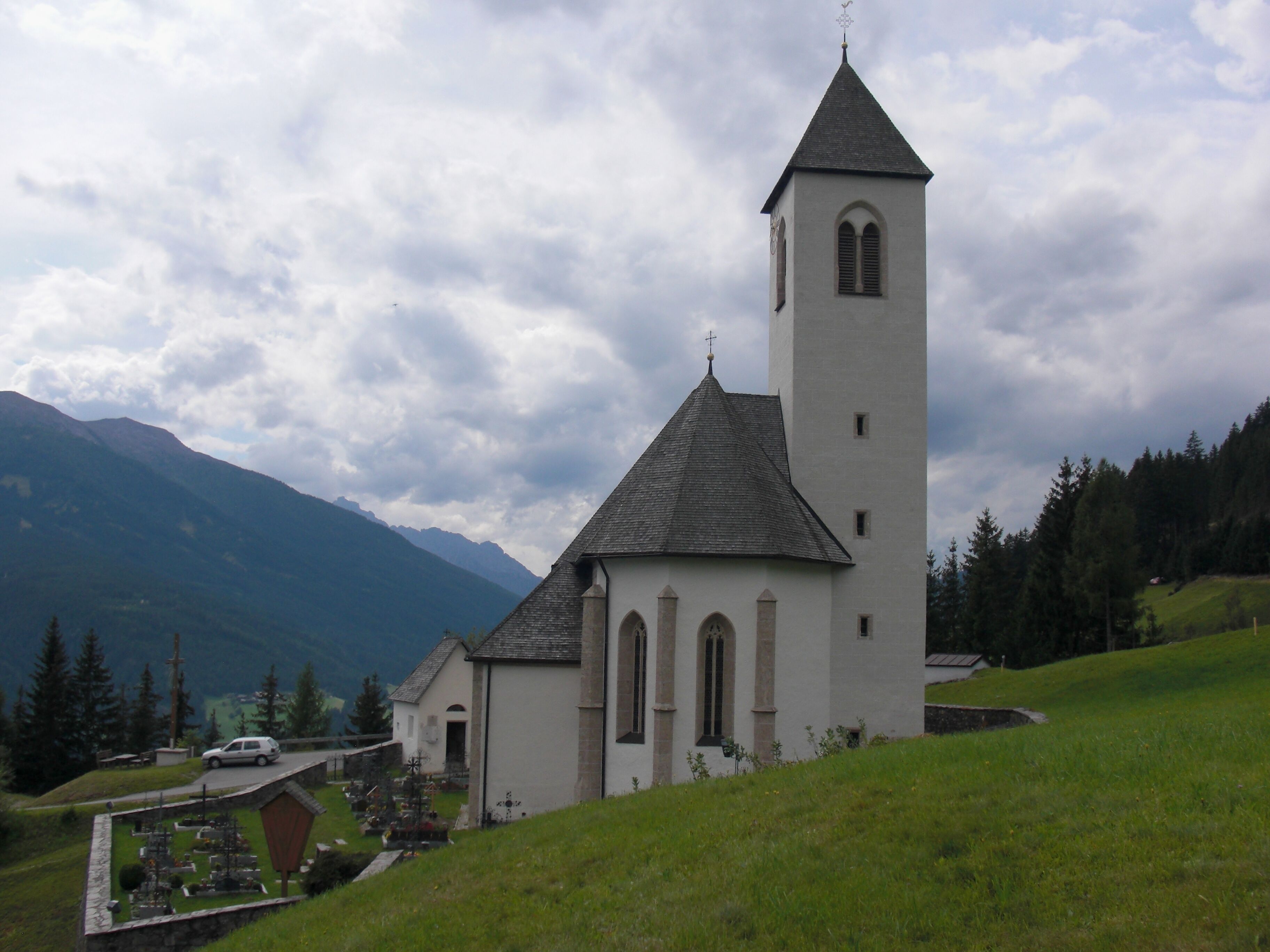 Kath. Pfarrkirche Hll. Johannes d. T. und Ev. in Tassenberg (Ortsteil von Heinfels in Osttirol, Österreich).