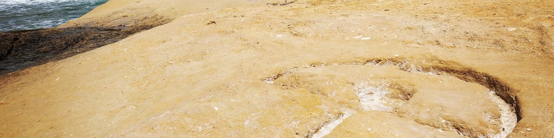 The Indalo Man - ancient symbol found in the cave of "Los Letreros" in Sierra de María-Los Vélez Natural Park in Vélez Blanco, Almería, Spain.
It is customary to paint the Indalo symbol on the front of houses and businesses to protect them from evil or nowadays to have a ceramic or metal one (although it has to be bought as a present to receive the luck not by the owner themselves),
#andalucia #spain #indalo #almeria