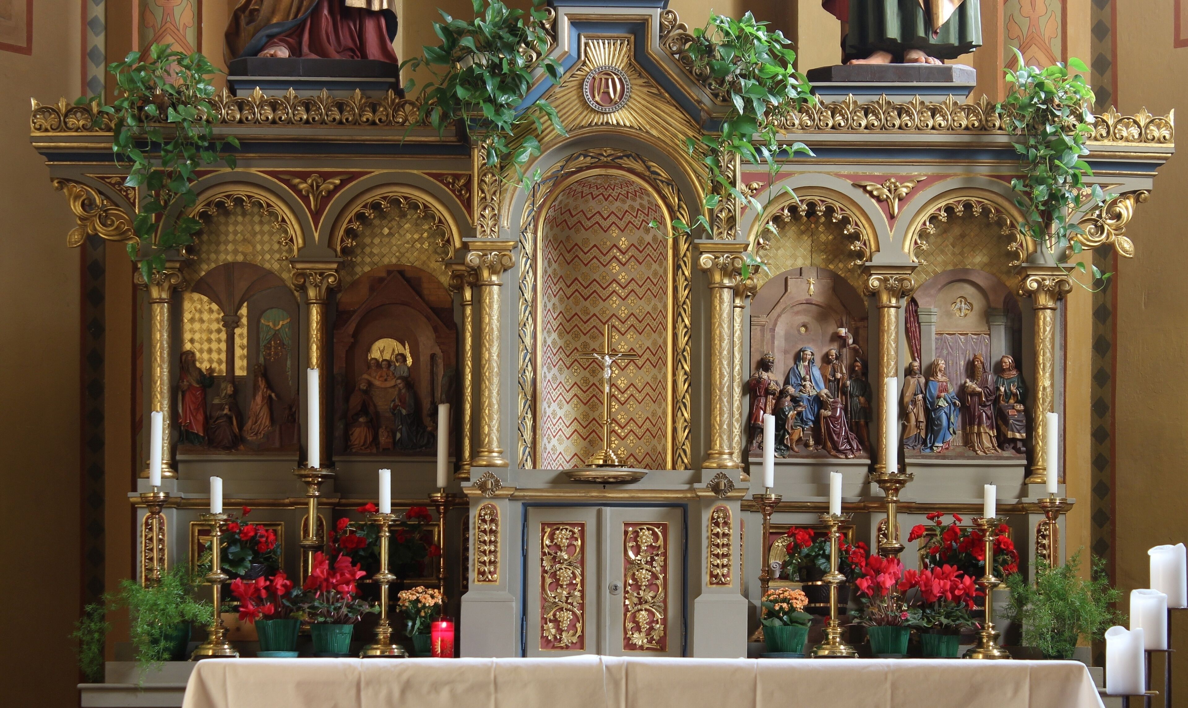 Altarreliefs von Josef Waßler in der Pfarrkirche von Burgstall