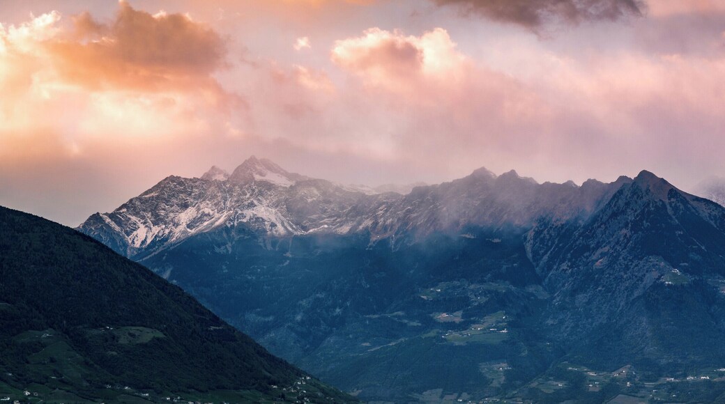 Beautiful peaks in the morning. In the Southern Tyrol, the views are hypnotized literally at every step.
#GreatOutdoors #italy #alps