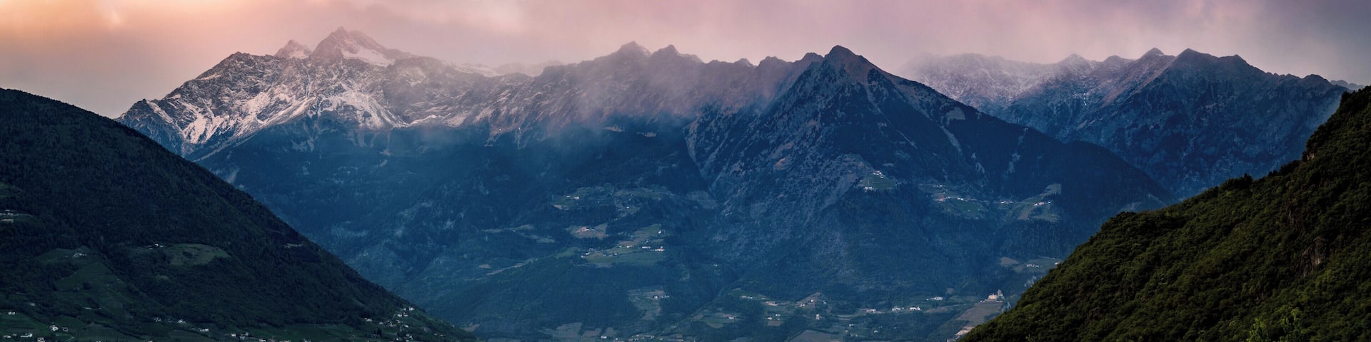 Beautiful peaks in the morning. In the Southern Tyrol, the views are hypnotized literally at every step.
#GreatOutdoors #italy #alps