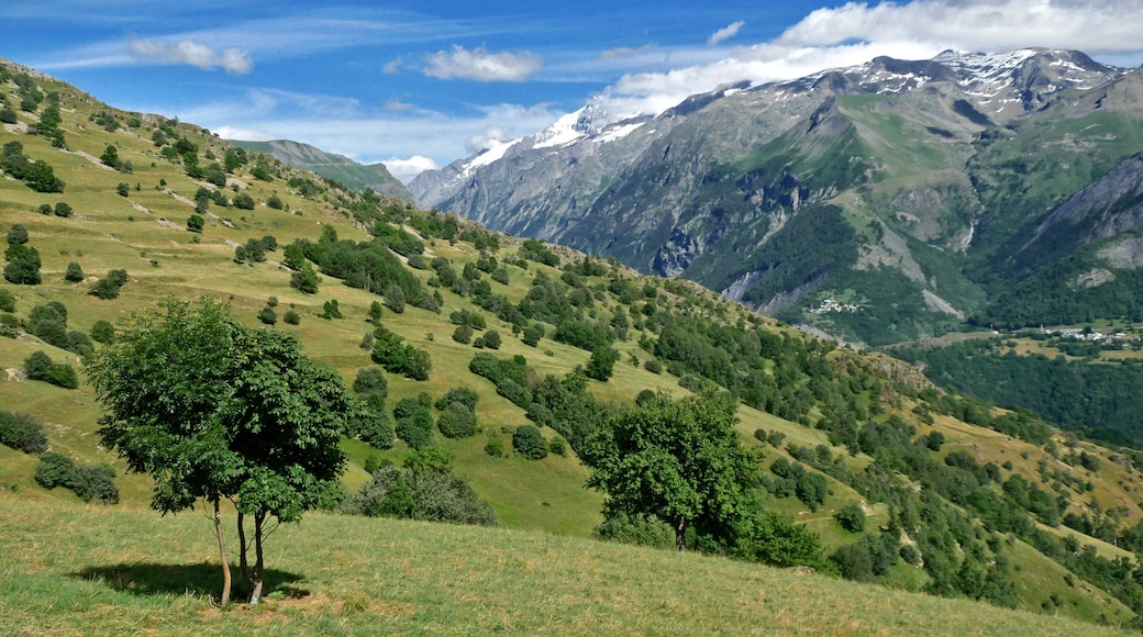 Paysage des massifs montagneux autour d'Auris en Oisans - France
