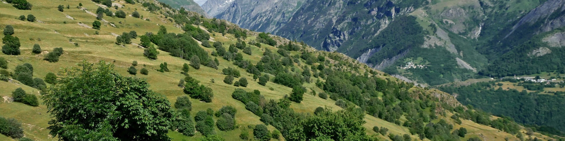 Paysage des massifs montagneux autour d'Auris en Oisans - France