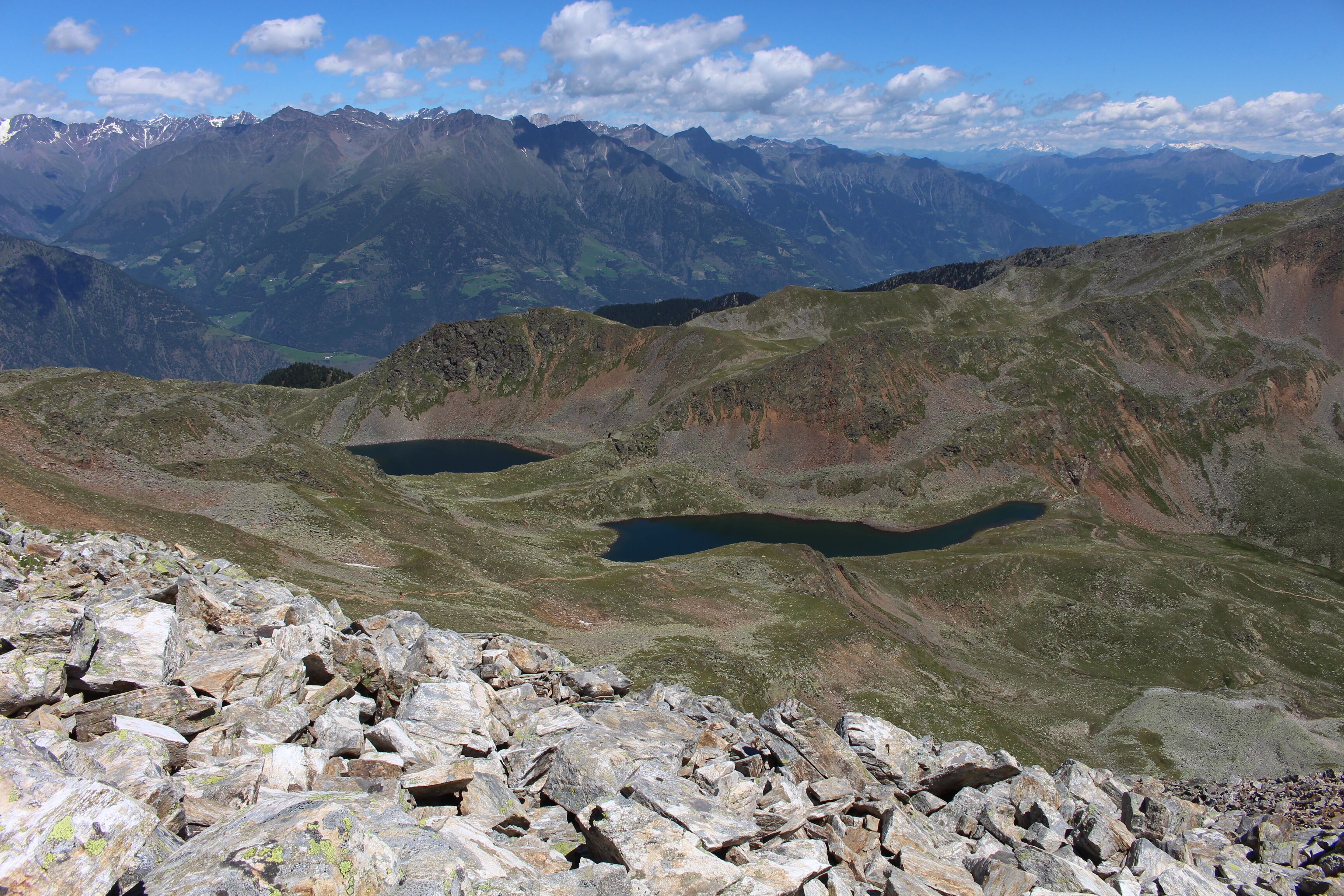 Blick auf die Kofelraster Seen ( Laghi del Covolo) vom Gipfel des Hohen Dieb (2730 m.ü.M.) aus. Der Hohe Dieb liegt auf dem Rücken des des Zufrittkamms. Der Zufrittkamm trennt das Südtiroler Vinschgau auf der einen Seite vom Ultental auf der anderen Seite.