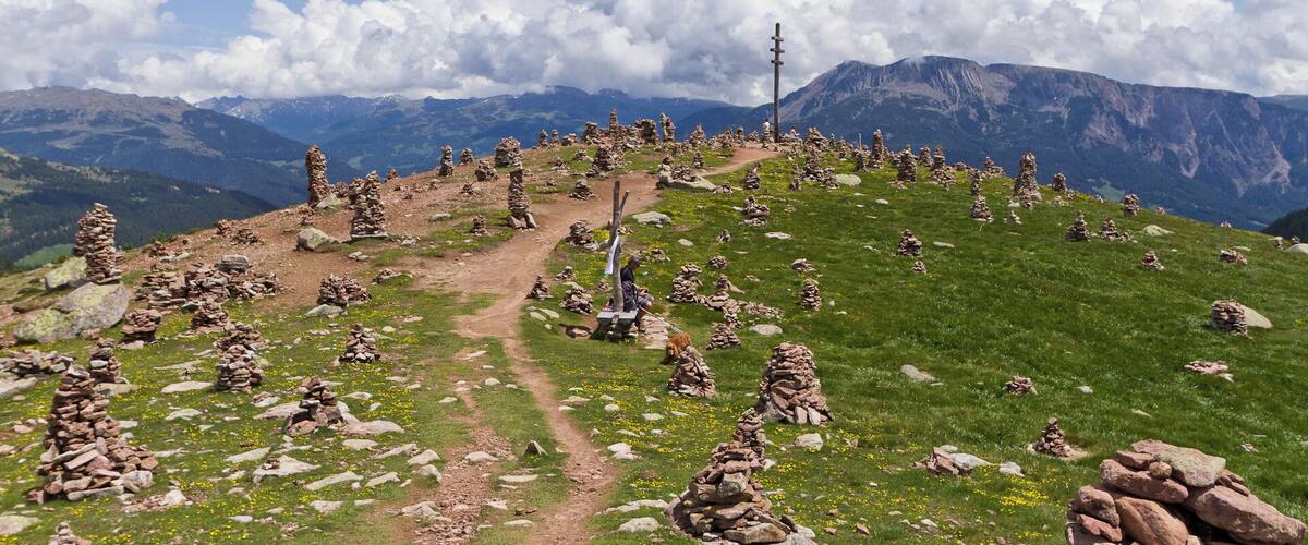 Schöneck - Sarntaler Alpen Es ist der markanteste und faszinierenste Aussichtspunkt Südtirols und zugleich ein sagenumwobener Ort. Manchem Besucher wird es unheimlich bei der Betrachtung der Steintürme: Hier sollen mittelalterliche Hexentreffen stattgefunden haben. www.sarntal.com/de/reisethemen/wandern/stoanerne-mandlen....