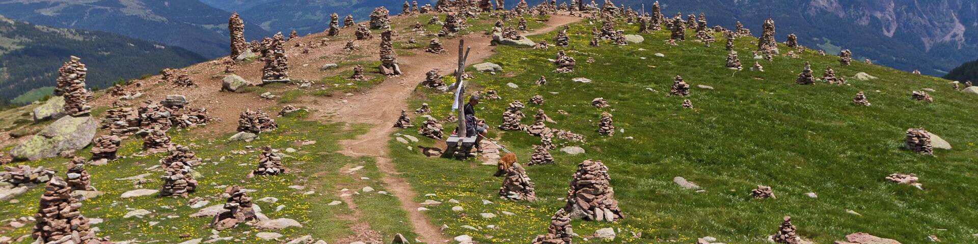 Schöneck - Sarntaler Alpen Es ist der markanteste und faszinierenste Aussichtspunkt Südtirols und zugleich ein sagenumwobener Ort. Manchem Besucher wird es unheimlich bei der Betrachtung der Steintürme: Hier sollen mittelalterliche Hexentreffen stattgefunden haben. www.sarntal.com/de/reisethemen/wandern/stoanerne-mandlen....