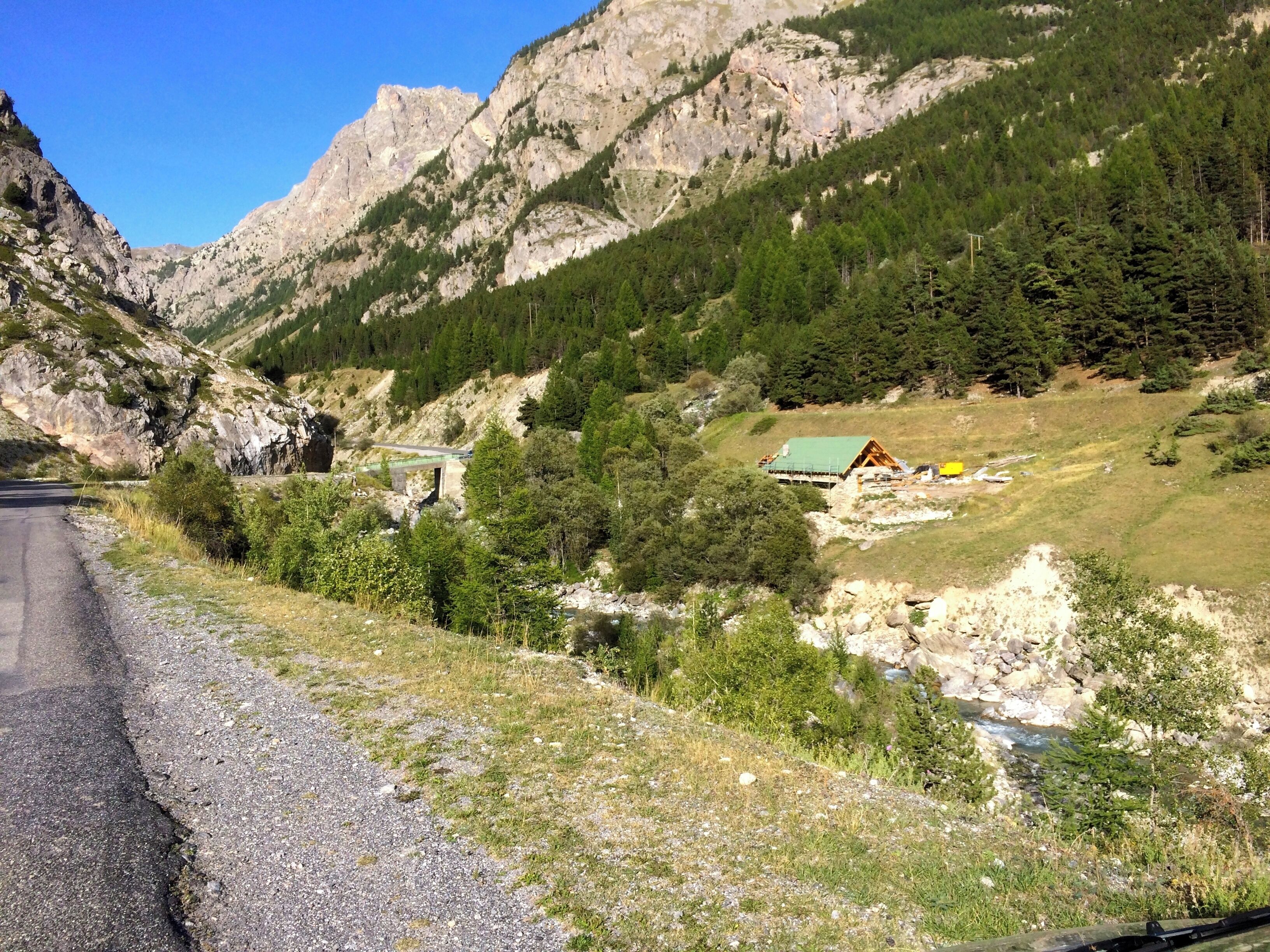 Marrous un des verrou de la vallée. Rive-droite, la seule maison restante a sa toiture qui est presque finit.