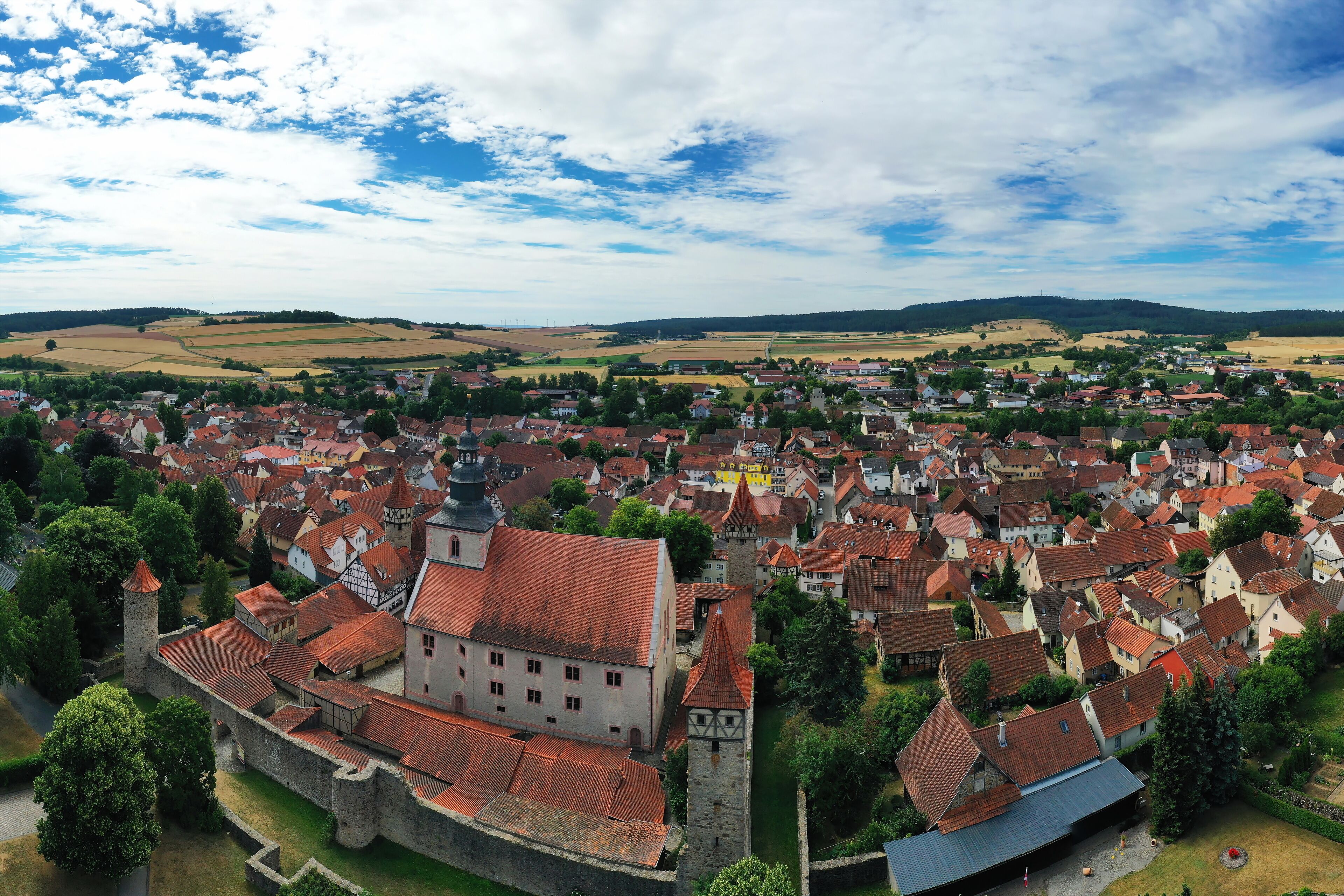 Die Kirchenburg in Ostheim vor der Röhn. Rhön-Grabfeld. Unterfranken, Bayern, Deutschland