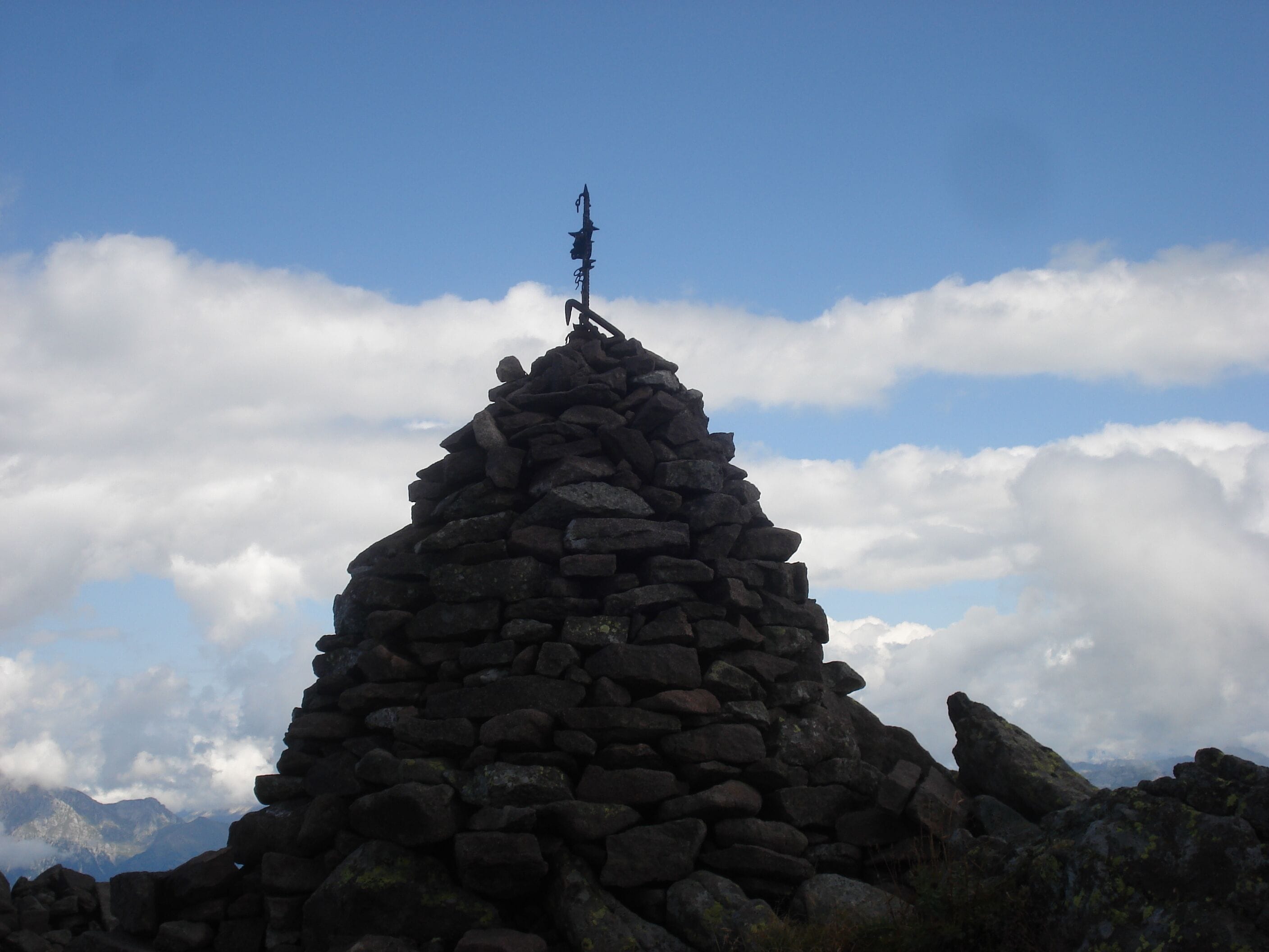 torre di sassi su cima busa alta