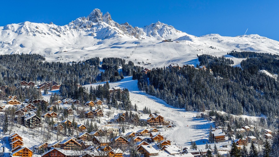 France, Savoie (73), Méribel, les 3 vallées, aux pieds des pistes de ski.