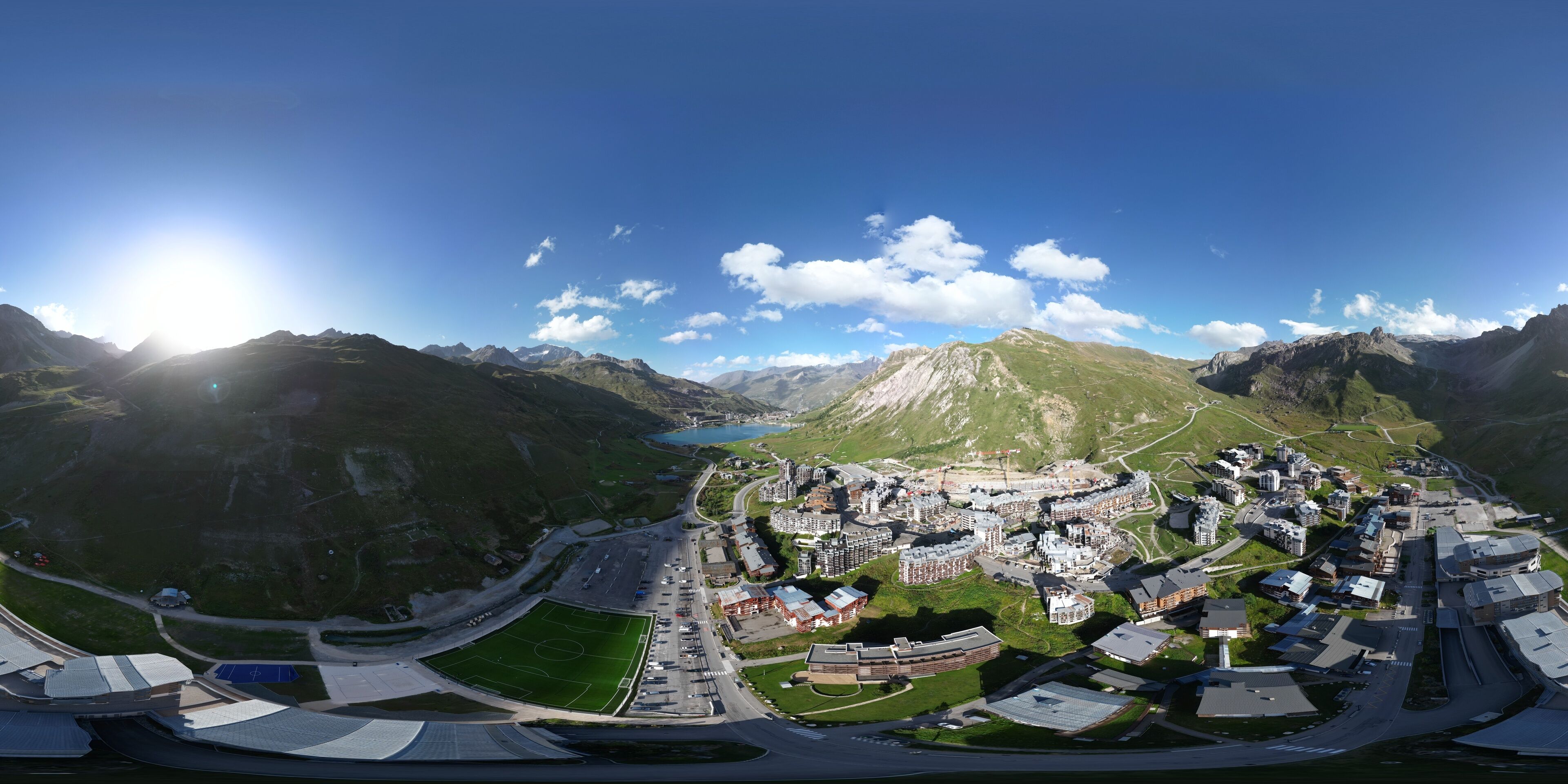 Vue aérienne panoramique de la station de ski Tignes au drone avec son lac et montagne en été, Alpes, Savoie, France, Europe
