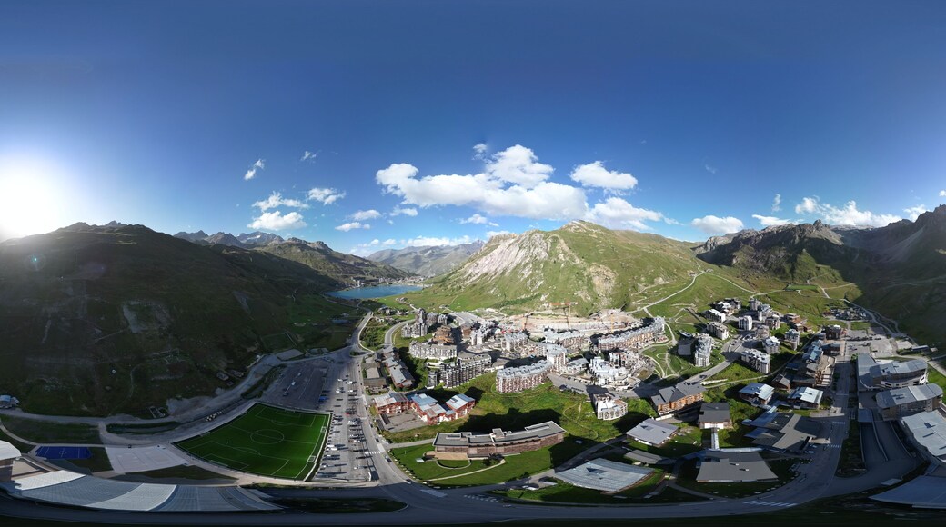 Vue aérienne panoramique de la station de ski Tignes au drone avec son lac et montagne en été, Alpes, Savoie, France, Europe