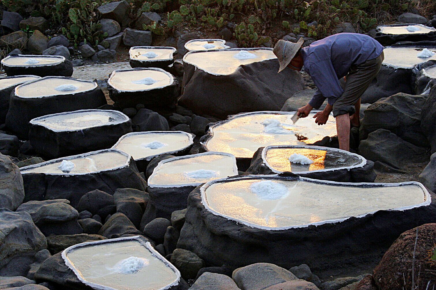 #ThousandYearsOldSaltPan in Danzhou,which with 750 acres and 1200 years old,is located in the Yangpu Peninsula of #Hainan Province of China.

https://twitter.com/Beautifulgx