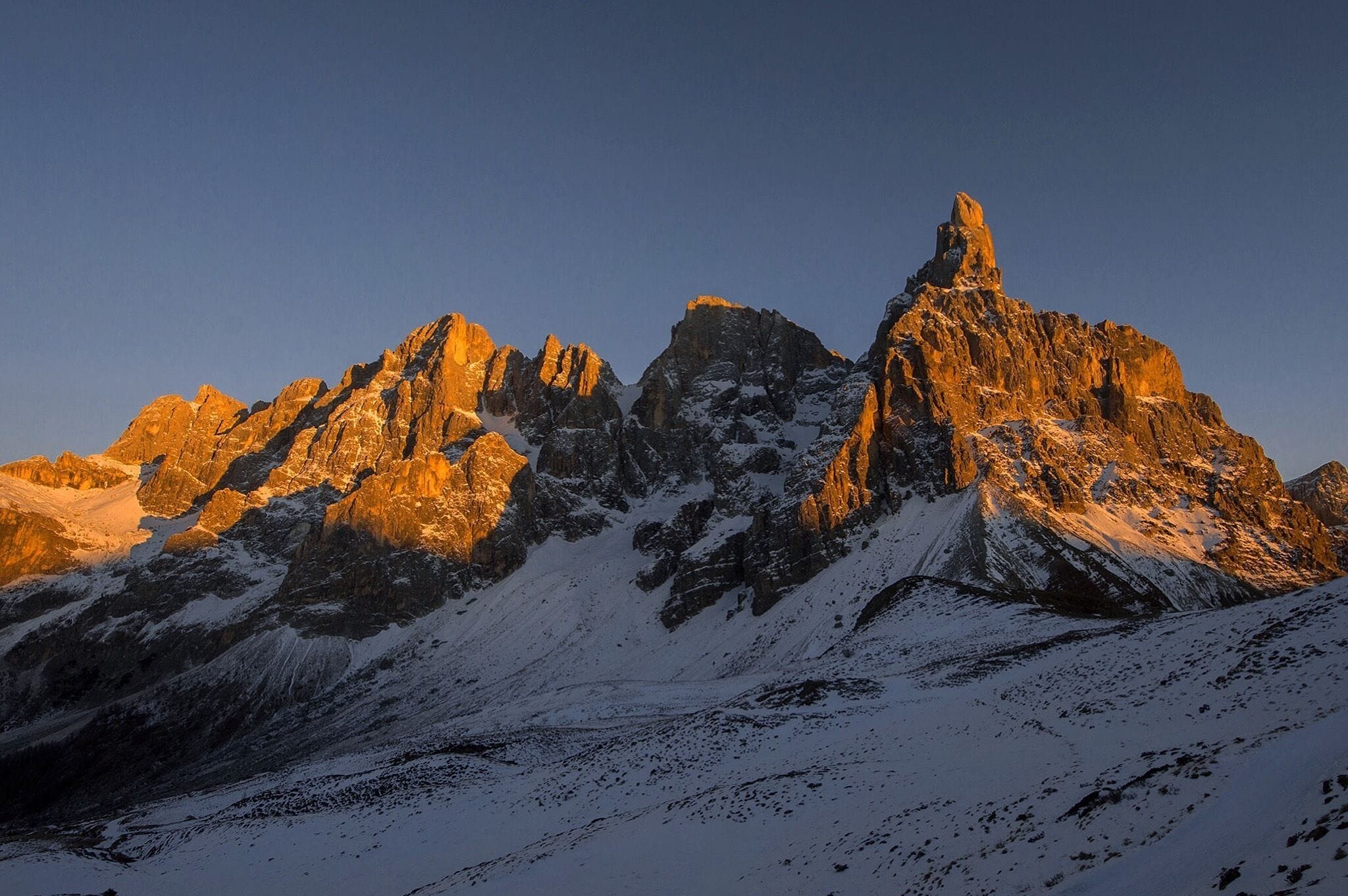 Uno spettacolare tramonto sulle pale di San Martino. Quando le montagne prendono questo colorito arancione viene detto enrosadira.