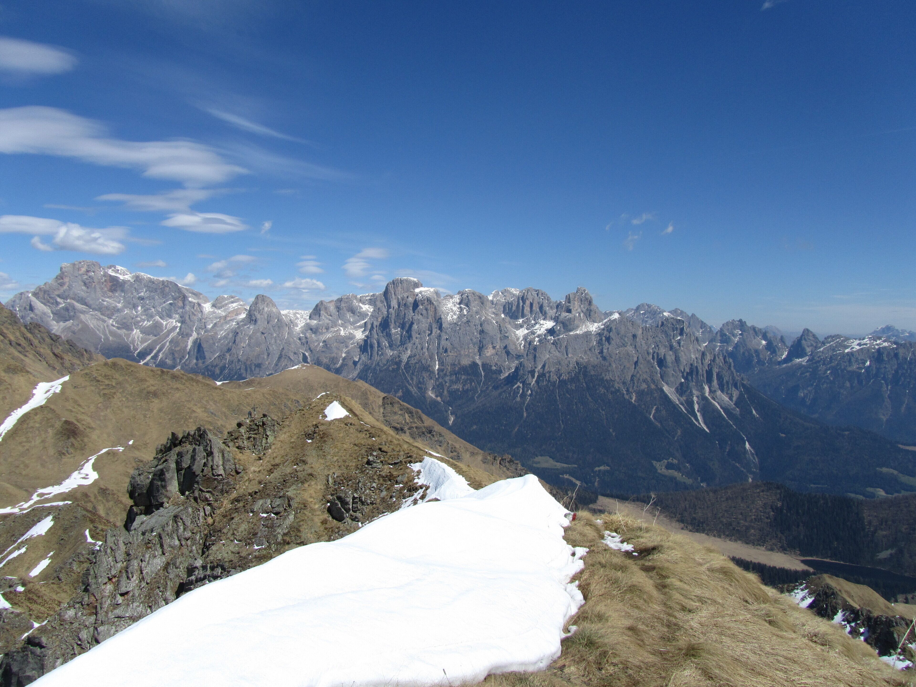Cima Grugola, capitello e croce