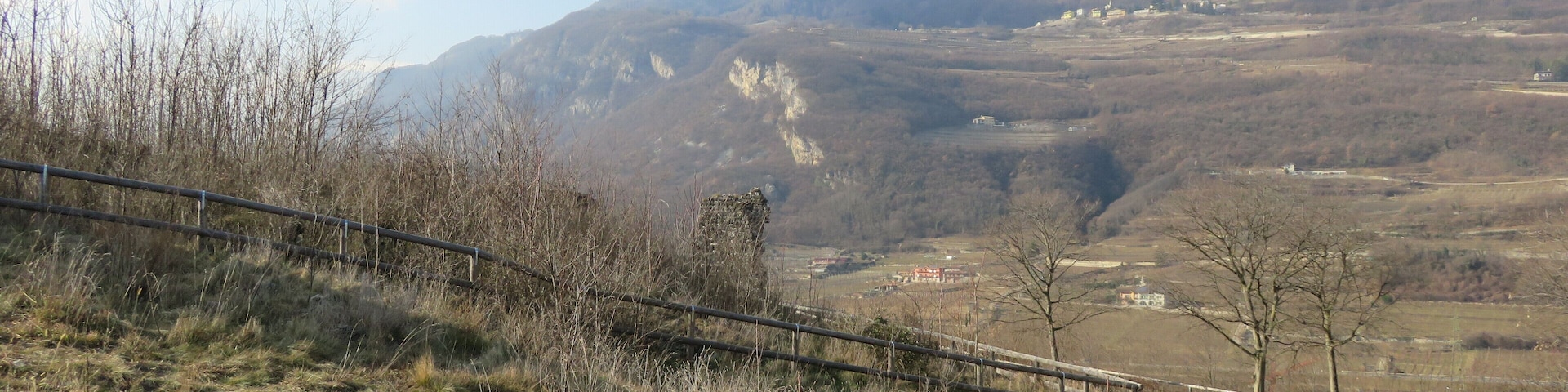 Castel Pradaglia, il prato superiore con vista verso Ovest, col Biaena ed il paese di Lenzima