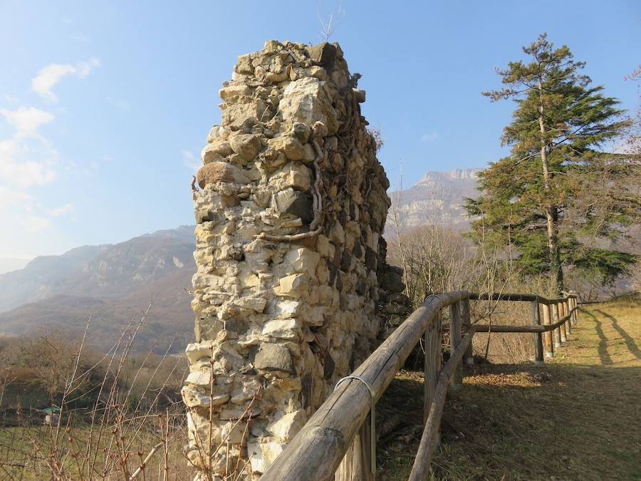 Castel Pradaglia, passeggiata tra i ruderi
