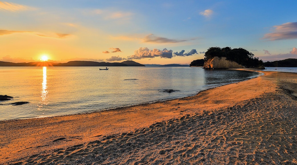 Sunrise at Angel Road: this is a famous travel spot on the Island as it appears only 2hours' before and after the low tide.