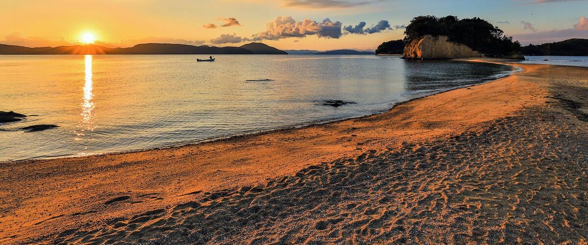 Sunrise at Angel Road: this is a famous travel spot on the Island as it appears only 2hours' before and after the low tide.